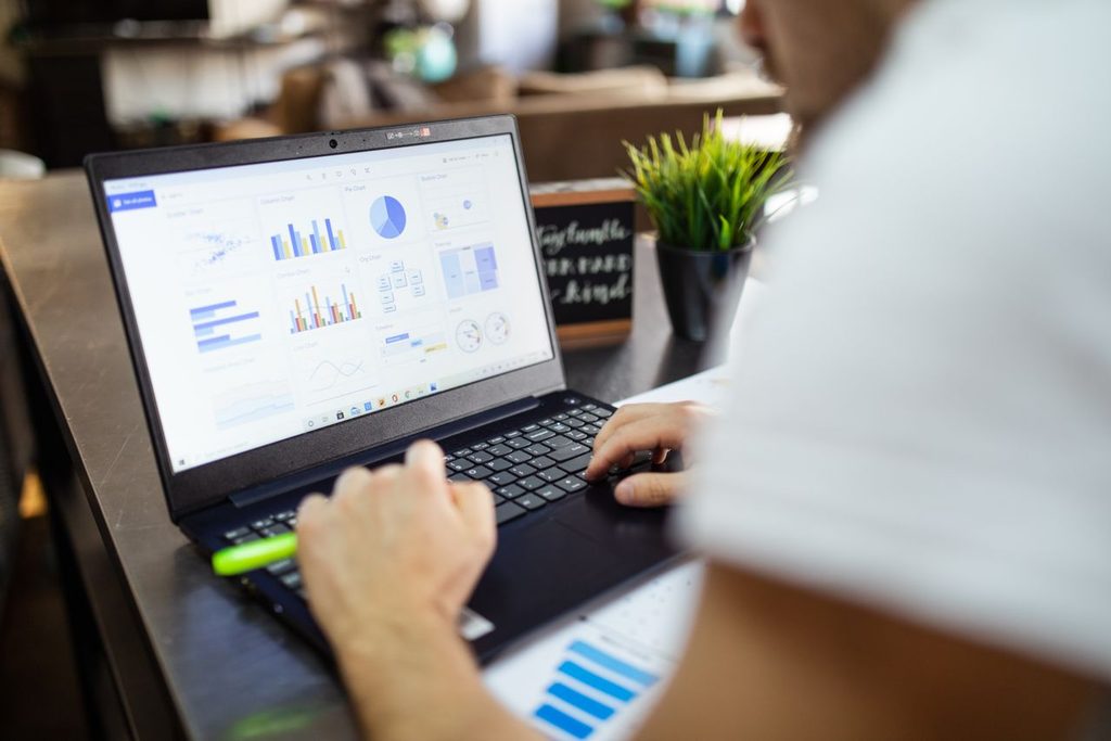 Datakwaliteit analyseren met grafieken en data op een laptop in een moderne kantooromgeving
